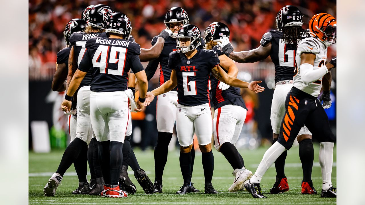 Atlanta Falcons place kicker Younghoe Koo (7) celebrates with Atlanta  Falcons long snapper Liam McCullough (48) after Koo's field goal against  the Chicago Bears during the second half of an NFL football