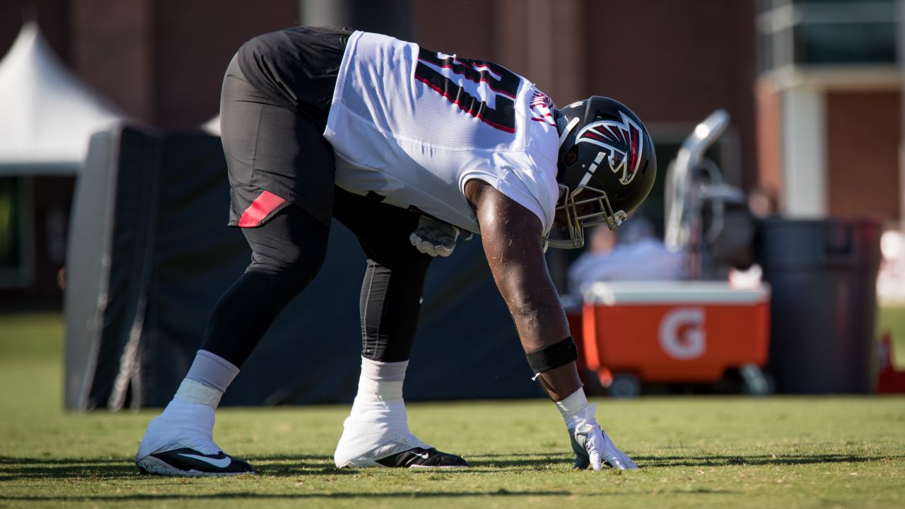 Atlanta Falcons guard Chris Lindstrom warms up before an NFL football game  against the Buffalo Bills in Orchard Park, N.Y., Sunday, Jan. 2, 2022. (AP  Photo/Adrian Kraus Stock Photo - Alamy