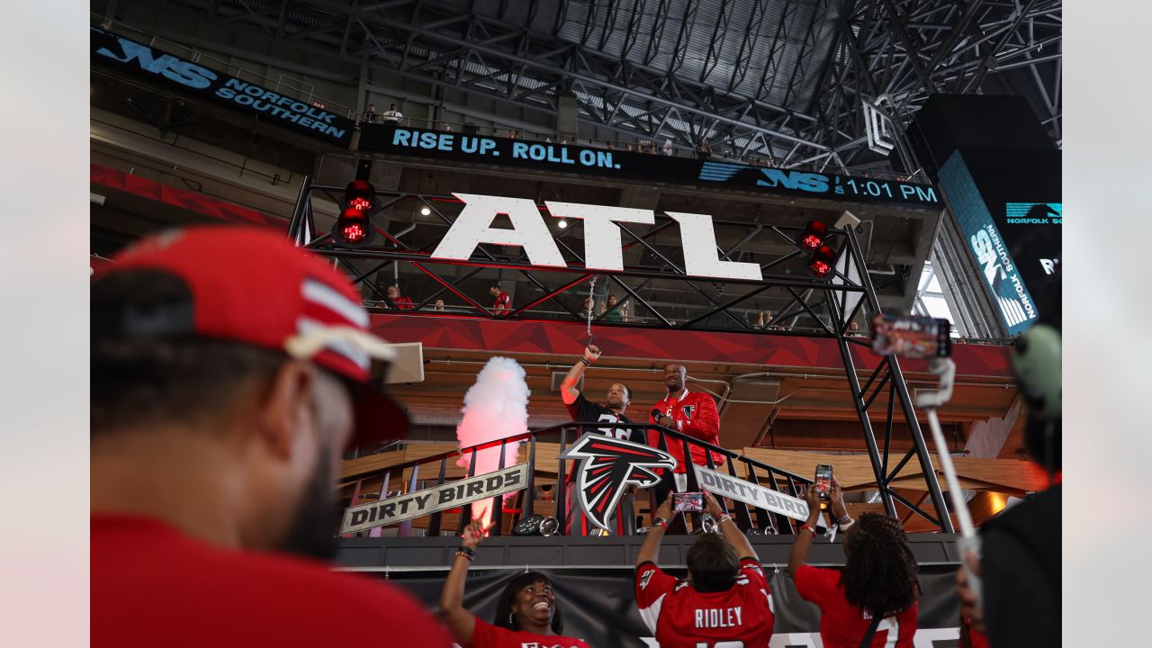 Mercedes-Benz Stadium's Train Horn is Awesome and a nice touch to new  Falcons home