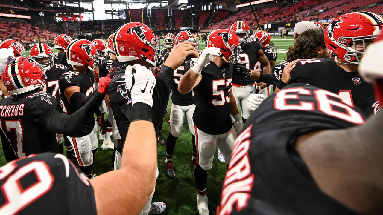 Atlanta Falcons tight end Kyle Pitts (8) smiles before an NFL football game  against the Washington Football Team, Sunday, Oct. 3, 2021, in Atlanta. (AP  Photo/Danny Karnik Stock Photo - Alamy