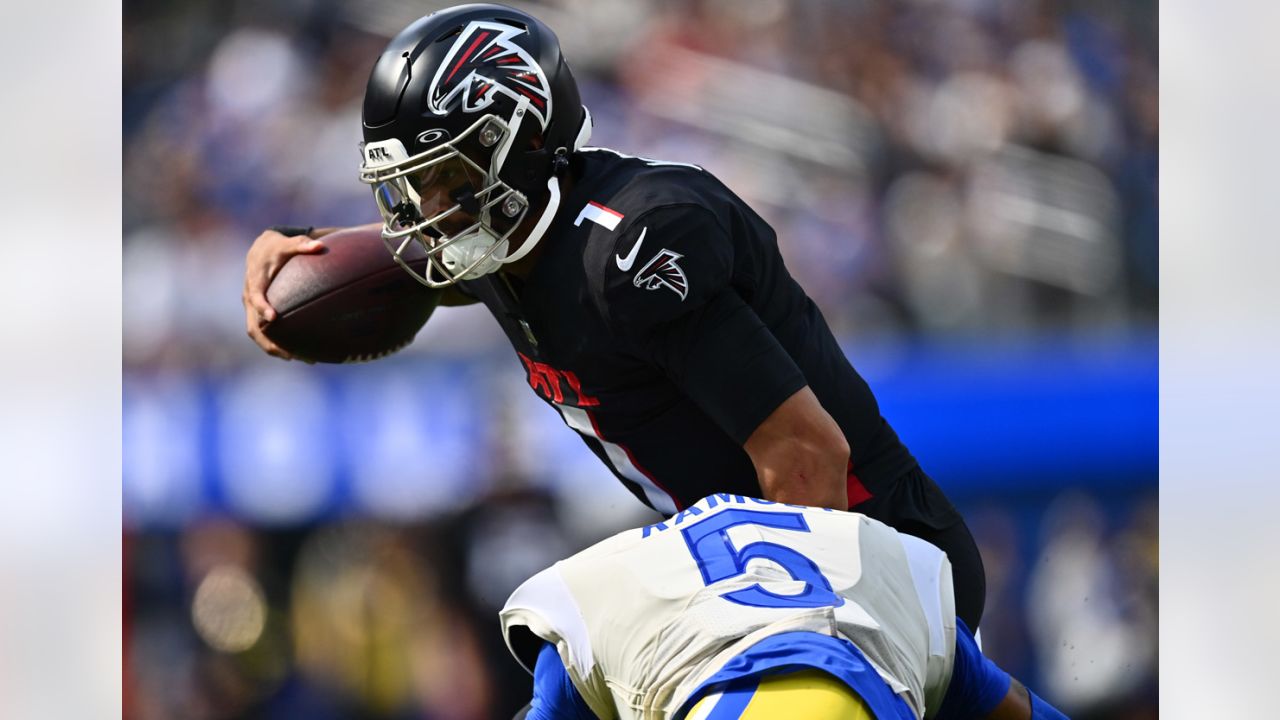 Photo: Atlanta Falcons' quarterback Marcus Mariota (R) fixes