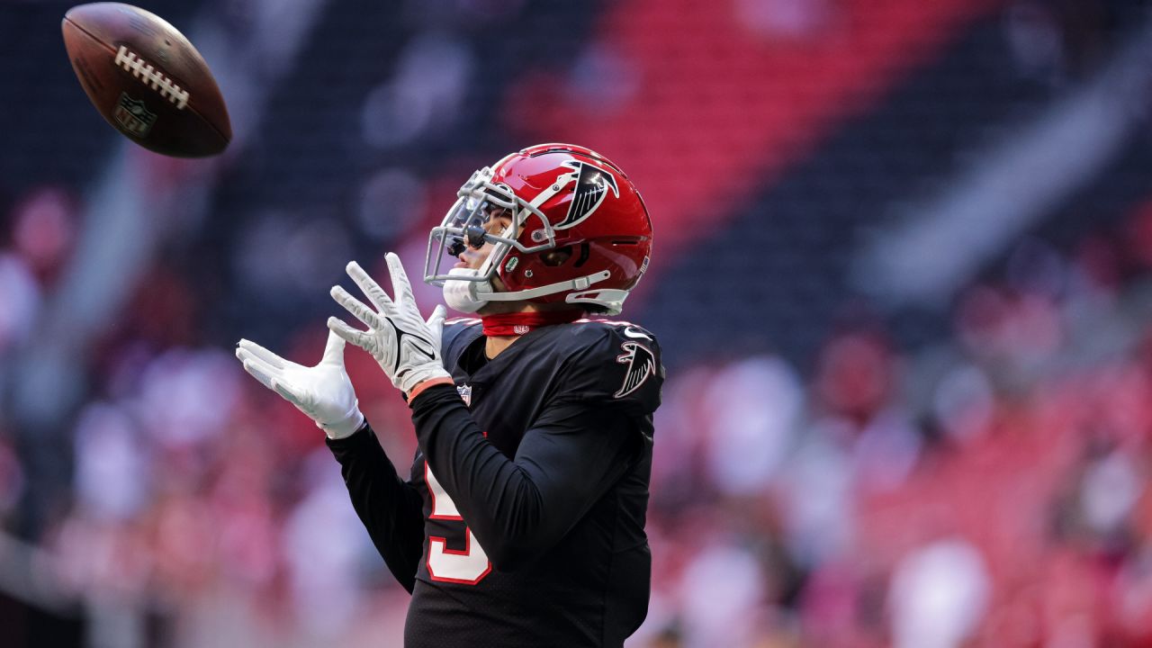 Atlanta Falcons safety Dean Marlowe (21) warms up before a preseason NFL football  game against the New York Jets Monday, Aug. 22, 2022, in East Rutherford,  N.J. (AP Photo/Adam Hunger Stock Photo - Alamy