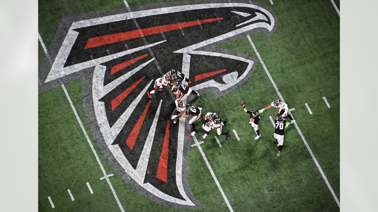 Download Atlanta Falcons Matt Ryan Striped Background Wallpaper