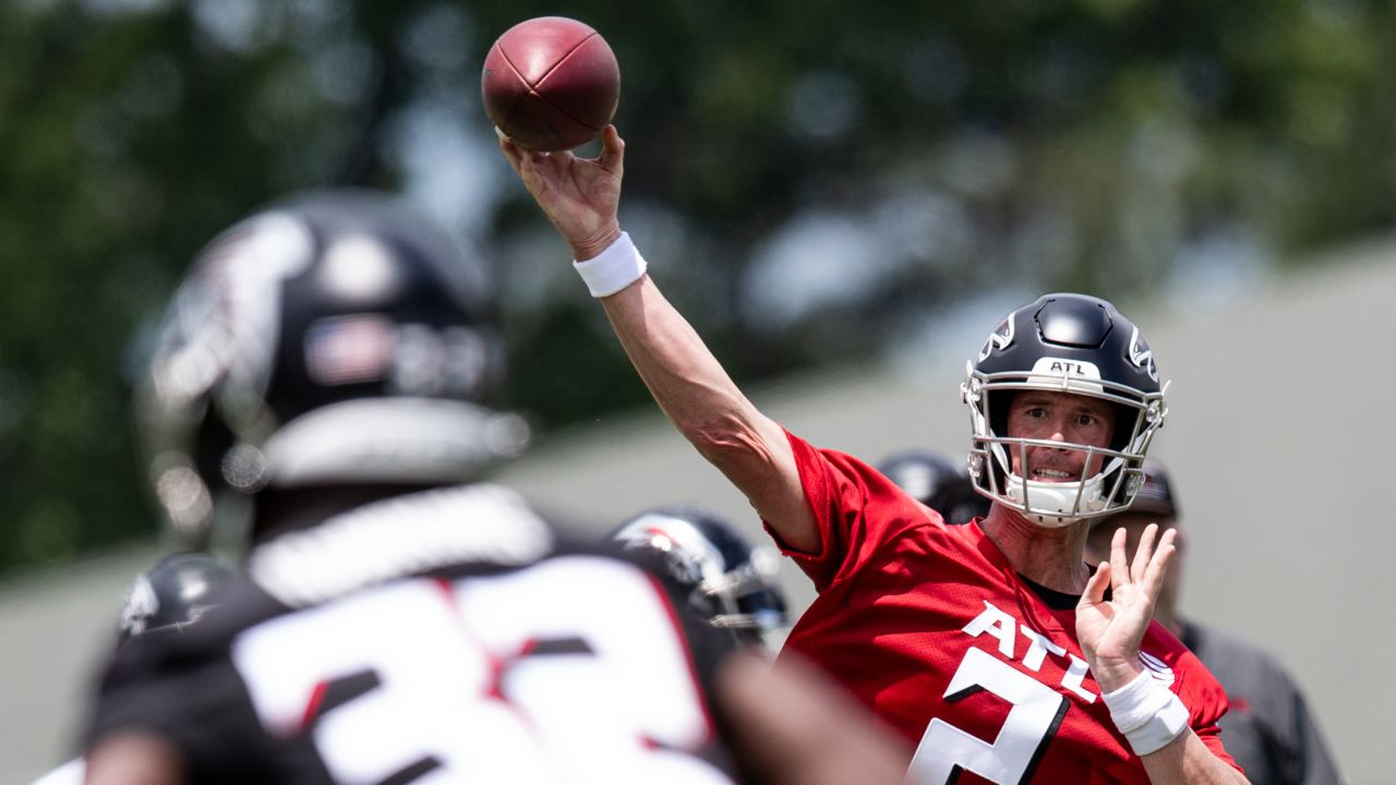 Falcons' Kyle Pitts breezed through first minicamp practice