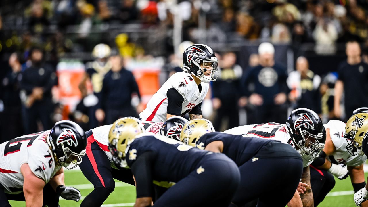 ATLANTA, GA - NOVEMBER 06: Atlanta Falcons rookie quarterback Desmond  Ridder (4) warms up before the Sunday afternoon NFL game between the  Atlanta Falcons and the Los Angeles Chargers on November 6