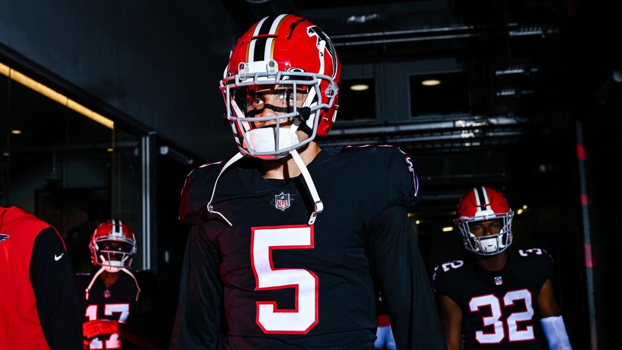 Atlanta Falcons wide receiver Drake London (5) lines up during the first  half of an NFL football game against the San Francisco 49ers, Sunday, Oct.  16, 2022, in Atlanta. The Atlanta Falcons