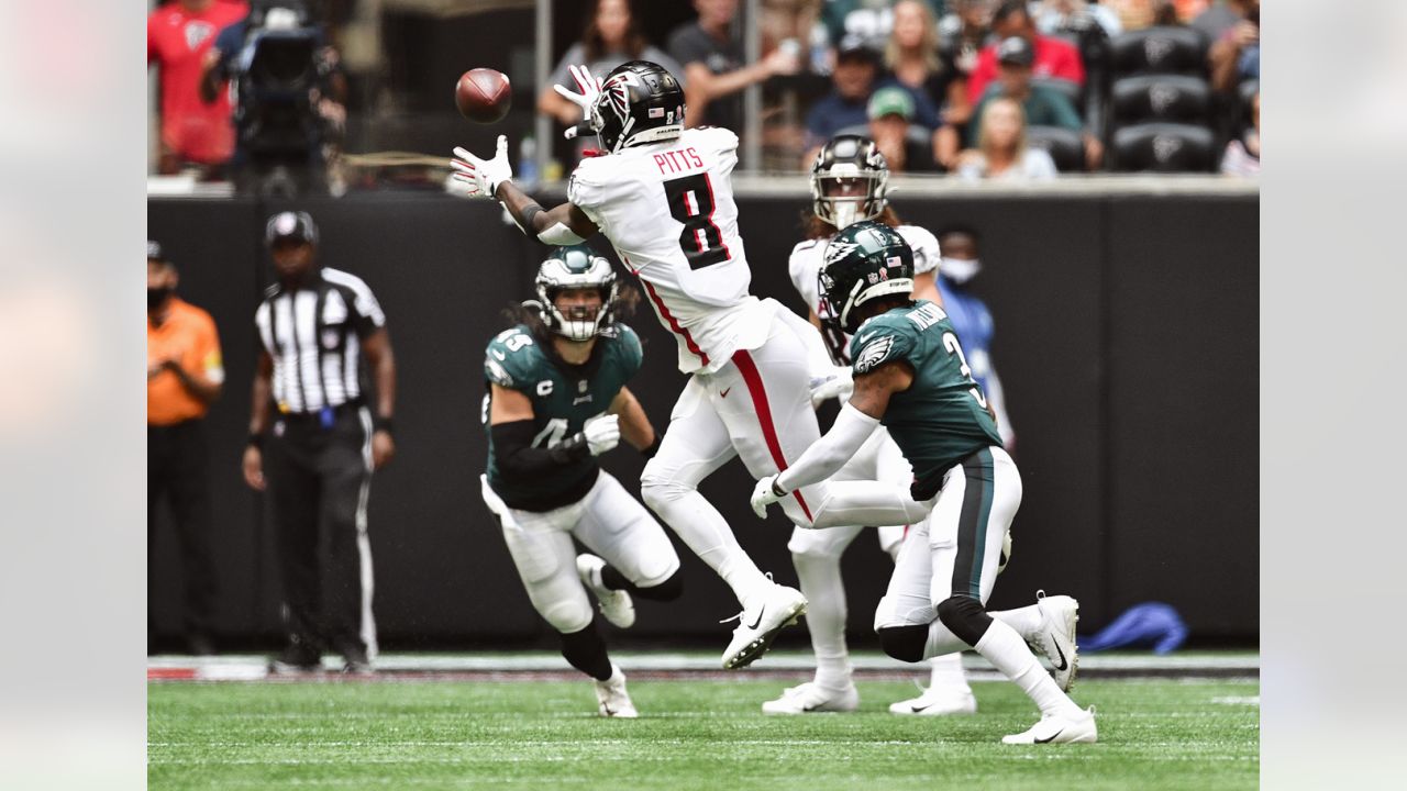 Oct 26, 2008 - Philadelphia, Pennsylvania, USA - NFL Football: Atlanta  Falcons Quarterback #2 MATT RYAN gets his pass off over the middle.The Philadelphia  Eagles went onto beat the Atlanta Falcons 27-14