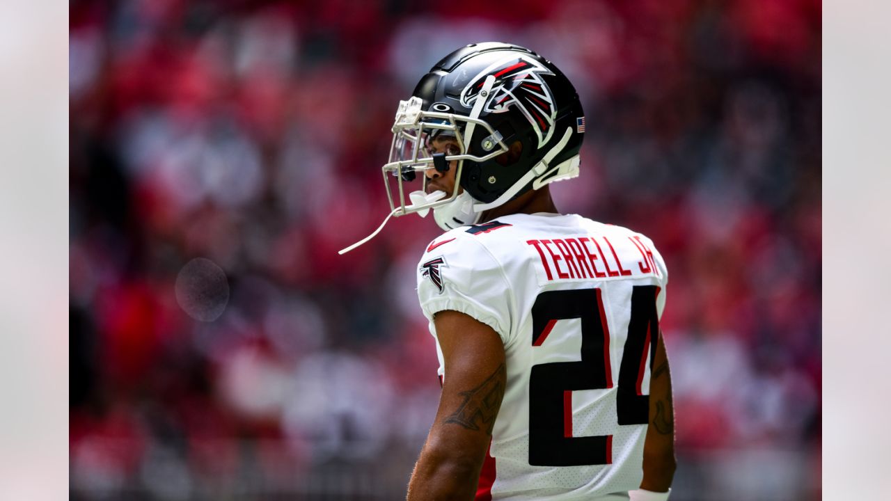 Atlanta Falcons tight end Kyle Pitts signs autographs before an NFL  football game against the Jacksonville Jaguars, Sunday, Nov. 28, 2021, in  Jacksonville, Fla. (AP Photo/Phelan M. Ebenhack Stock Photo - Alamy