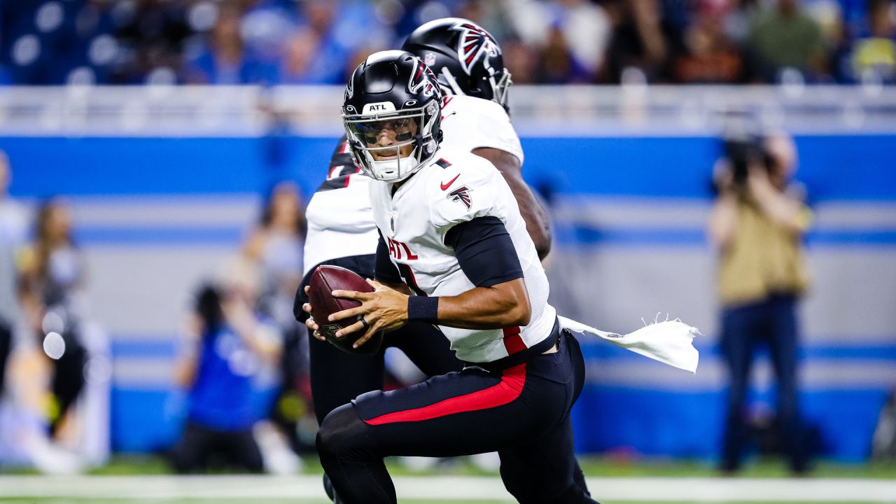 Atlanta Falcons tight end Kyle Pitts (8) plays against the Detroit Lions  during a preseason NFL football game in Detroit, Friday, Aug. 12, 2022. (AP  Photo/Paul Sancya Stock Photo - Alamy