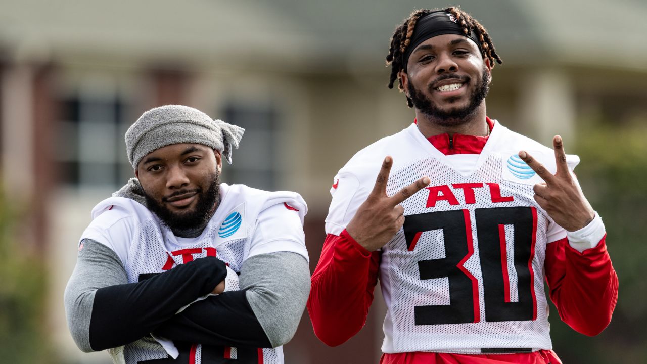 Atlanta Falcons RB Mike Davis breaks the internet 1st day in uniform