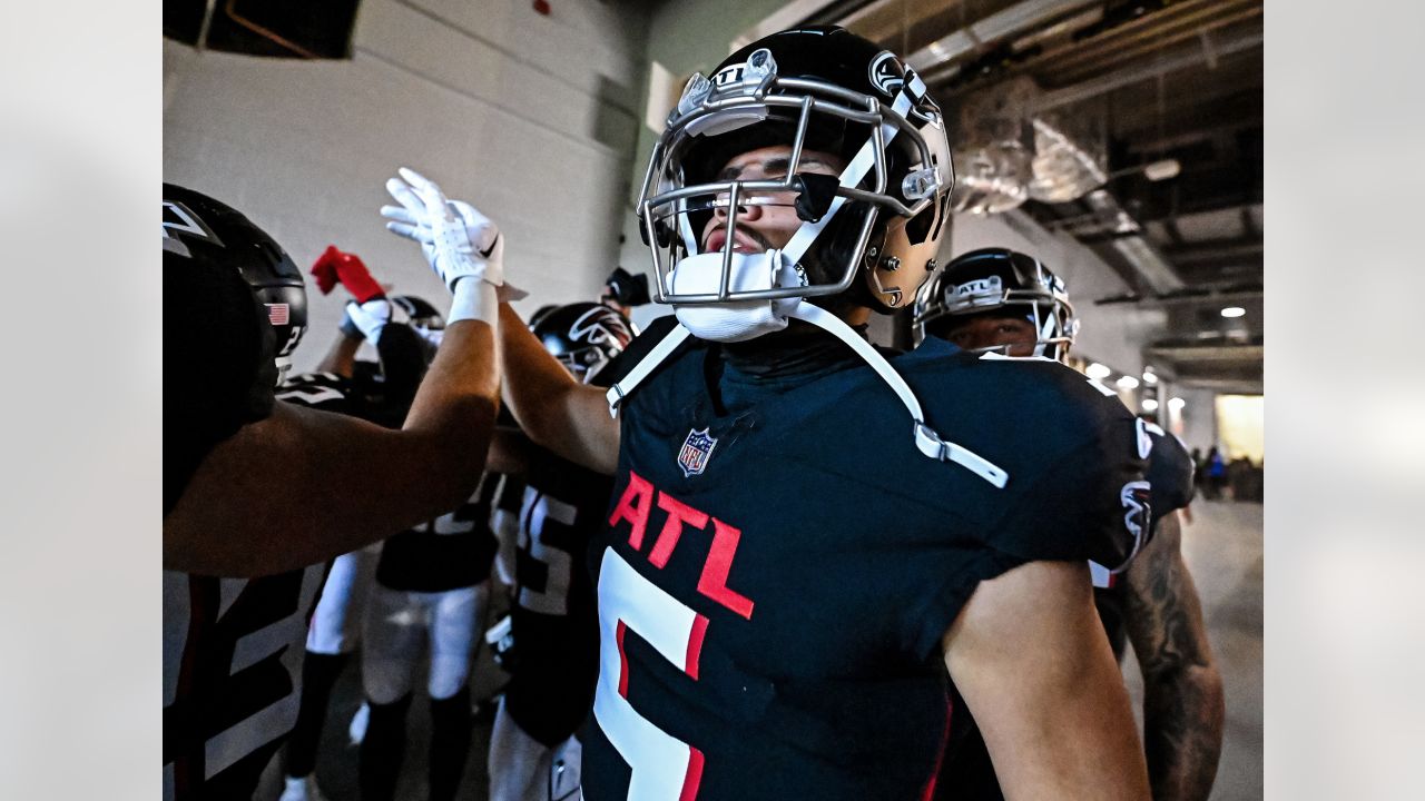 An Atlanta Falcons fans cheers in the first half of an NFL football game  against the Cincinnati Bengals in Cincinnati, Sunday, Oct. 23, 2022. (AP  Photo/Aaron Doster Stock Photo - Alamy