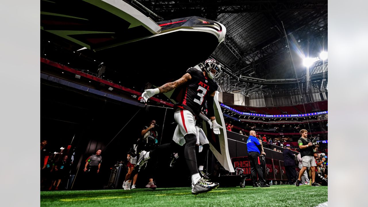 An Atlanta Falcons fans cheers in the first half of an NFL football game  against the Cincinnati Bengals in Cincinnati, Sunday, Oct. 23, 2022. (AP  Photo/Aaron Doster Stock Photo - Alamy