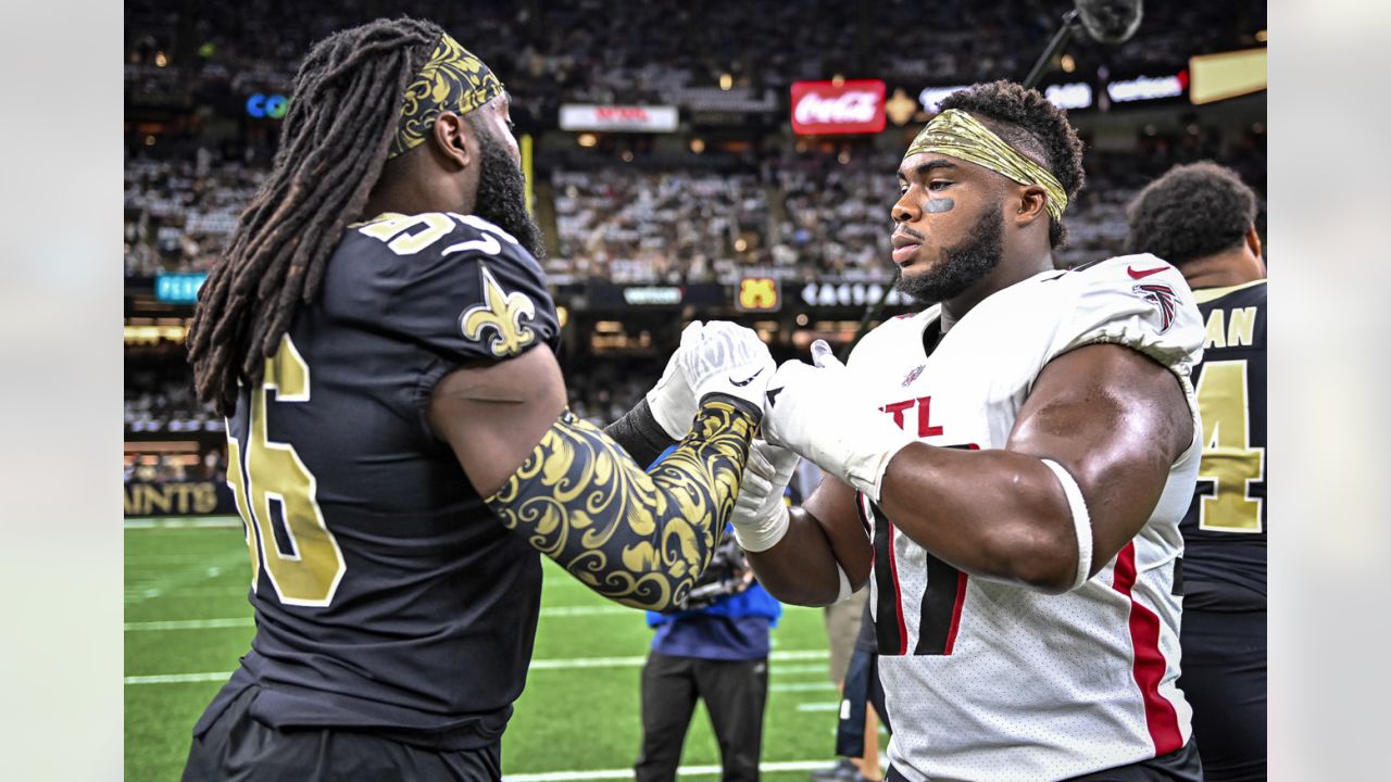 New Orleans, Louisiana, USA. 18th Dec, 2022. New Orleans Saints linebacker Demario  Davis gives his gloves to fans after playing the Atlanta Falcons in an NFL  game in New Orleans, Louisiana USA