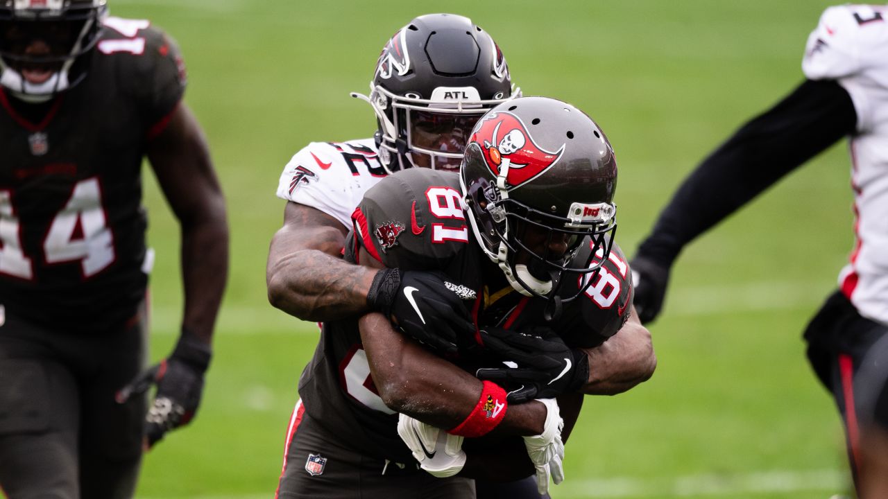 Tampa Bay Buccaneers safety Keanu Neal (22) warms up before an NFL