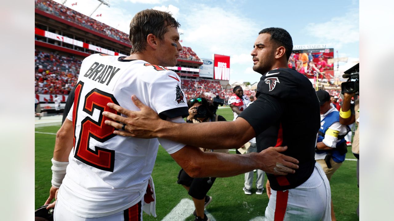 Tom Brady, Buccaneers hold off Marcus Mariota, Falcons