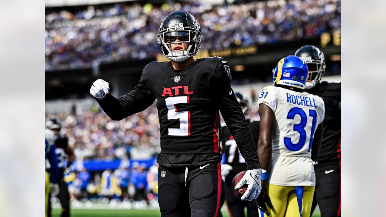 Atlanta Falcons wide receiver Drake London (5) walks off the field  following an NFL football game against the Carolina Panthers, Thursday,  Nov. 10 2022, in Charlotte, N.C. (AP Photo/Brian Westerholt Stock Photo -  Alamy