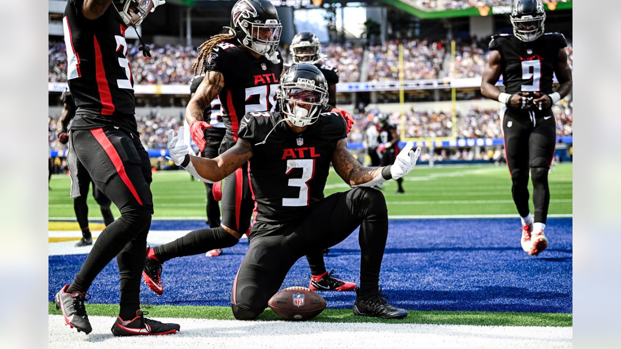 Atlanta Falcons wide receiver Drake London (5) walks off the field  following an NFL football game against the Carolina Panthers, Thursday,  Nov. 10 2022, in Charlotte, N.C. (AP Photo/Brian Westerholt Stock Photo -  Alamy