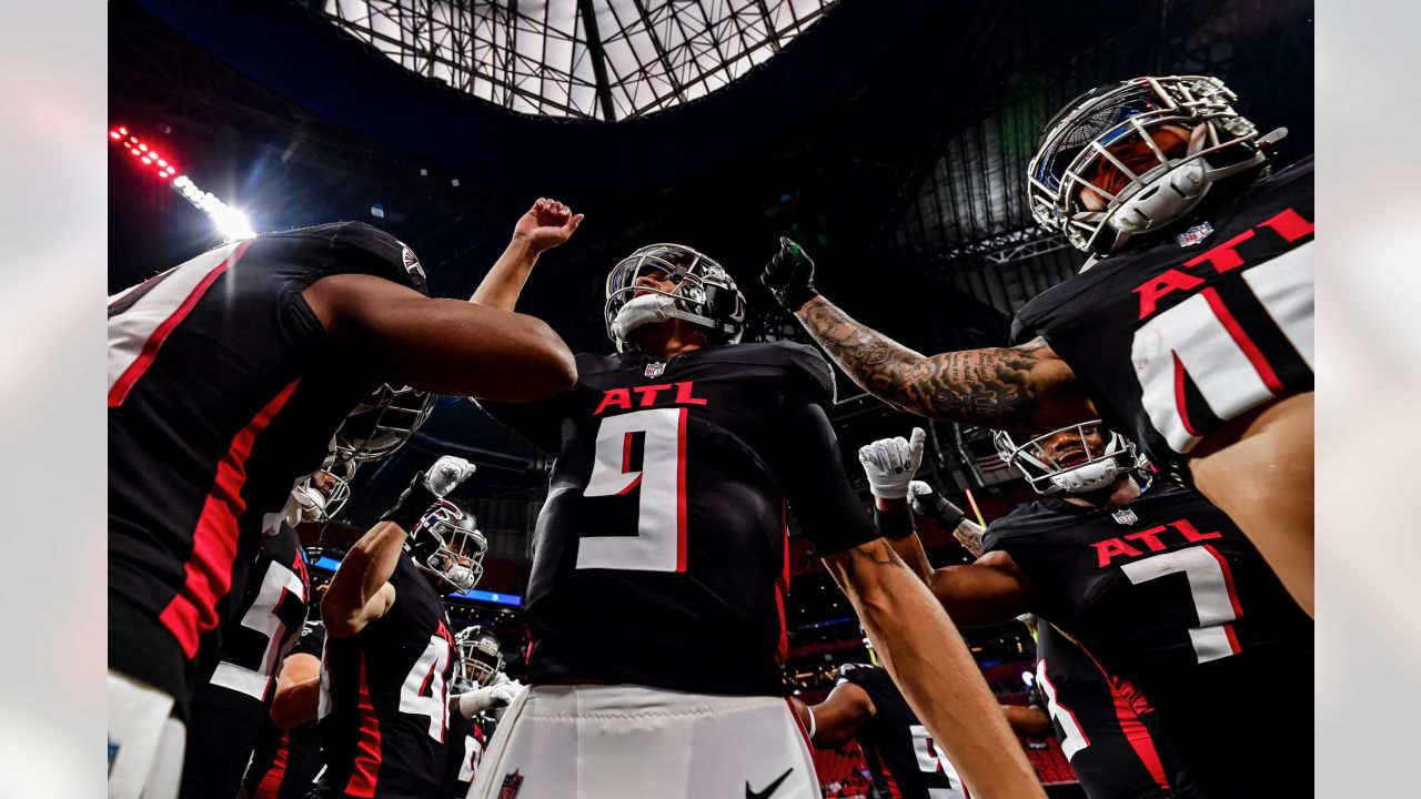 An Atlanta Falcons fans cheers in the first half of an NFL football game  against the Cincinnati Bengals in Cincinnati, Sunday, Oct. 23, 2022. (AP  Photo/Aaron Doster Stock Photo - Alamy