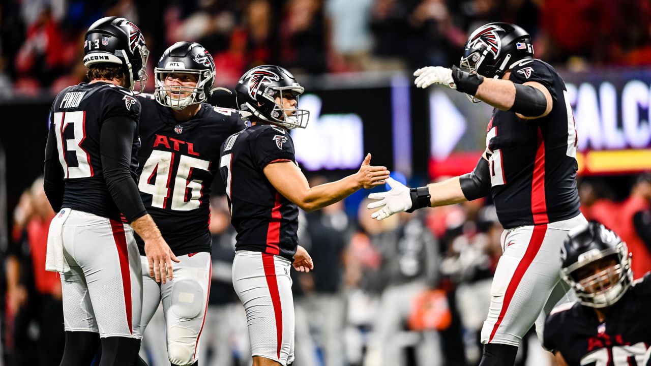 ATLANTA, GA – OCTOBER 30: Atlanta tight end Kyle Pitts (8) runs the ball  after a reception during the NFL game between the Carolina Panthers and the  Atlanta Falcons on October 30th