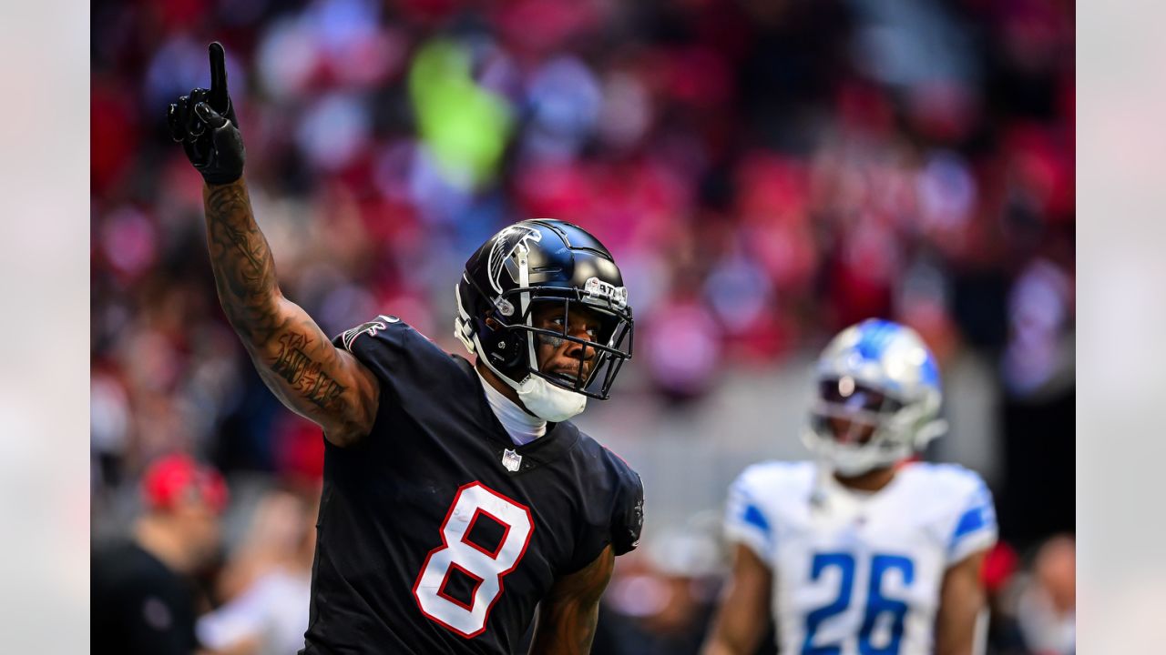 NFC tight end Kyle Pitts of the Atlanta Falcons (8) celebrates his