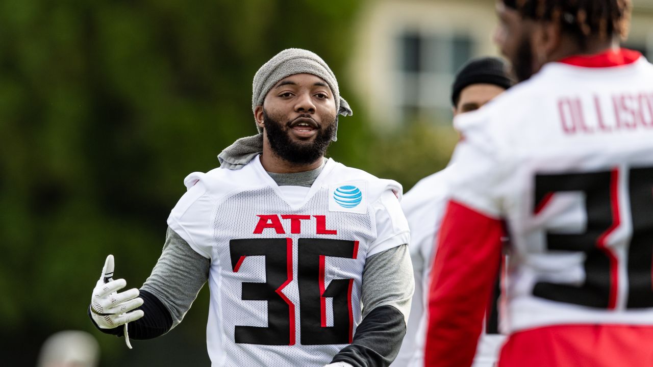 Atlanta Falcons RB Mike Davis breaks the internet 1st day in uniform