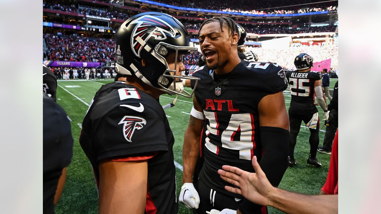 Atlanta Falcons place kicker Younghoe Koo (7) celebrates with Atlanta  Falcons long snapper Liam McCullough (48) after Koo's field goal against  the Chicago Bears during the second half of an NFL football