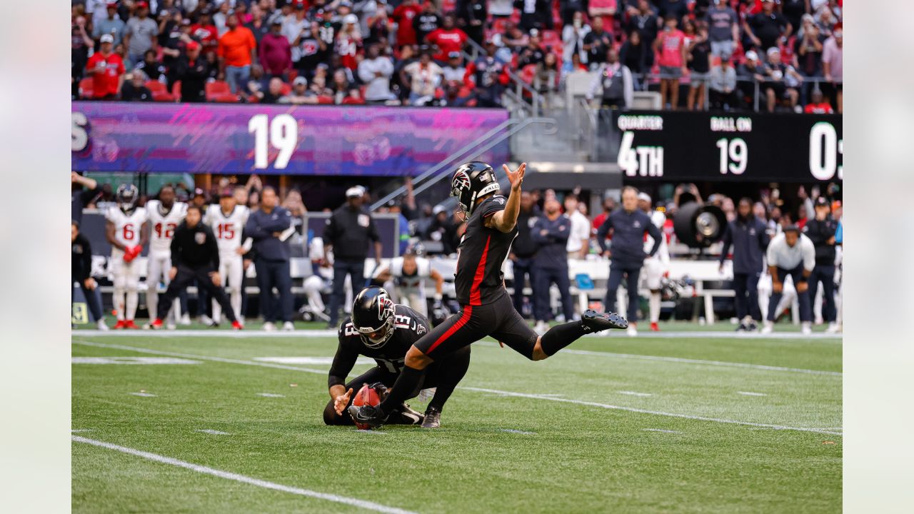 Atlanta Falcons place kicker Younghoe Koo (7) celebrates with Atlanta  Falcons long snapper Liam McCullough (48) after Koo's field goal against  the Chicago Bears during the second half of an NFL football