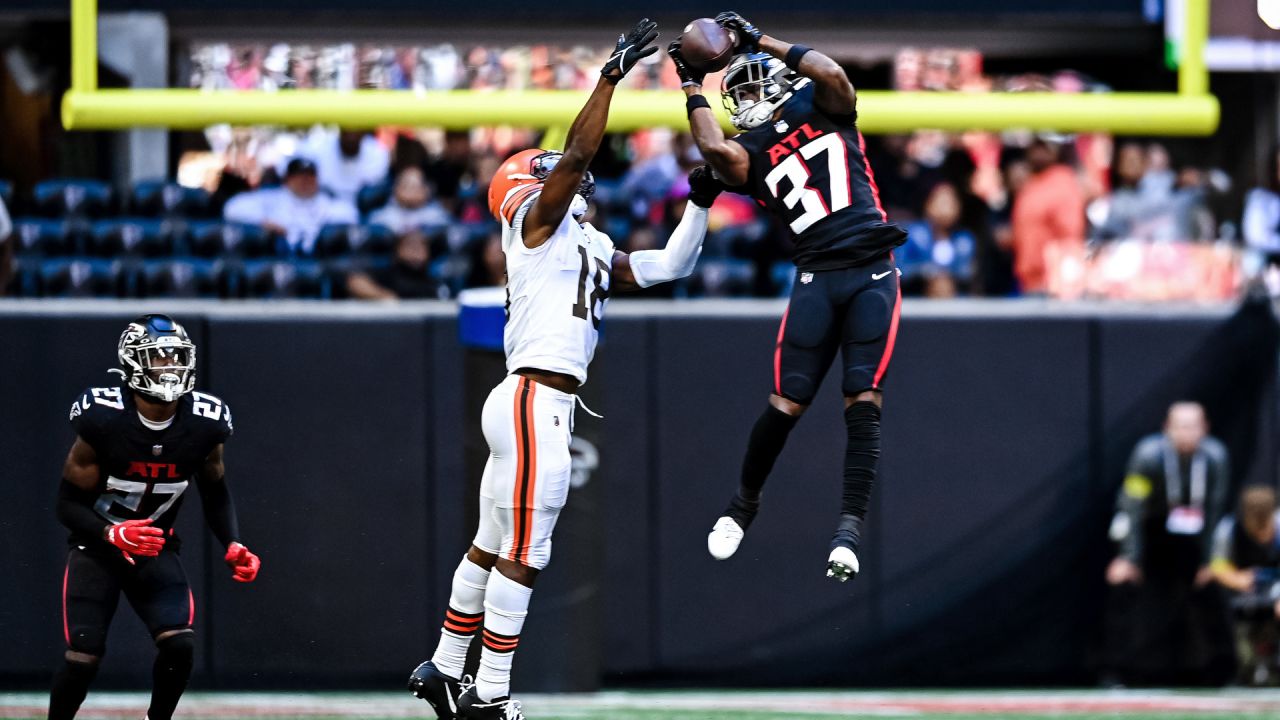 Atlanta Falcons center Drew Dalman (67) lines up during the first half of  an NFL football game against the Cleveland Browns, Sunday, Oct. 2, 2022, in  Atlanta. The Atlanta Falcons won 23-20. (