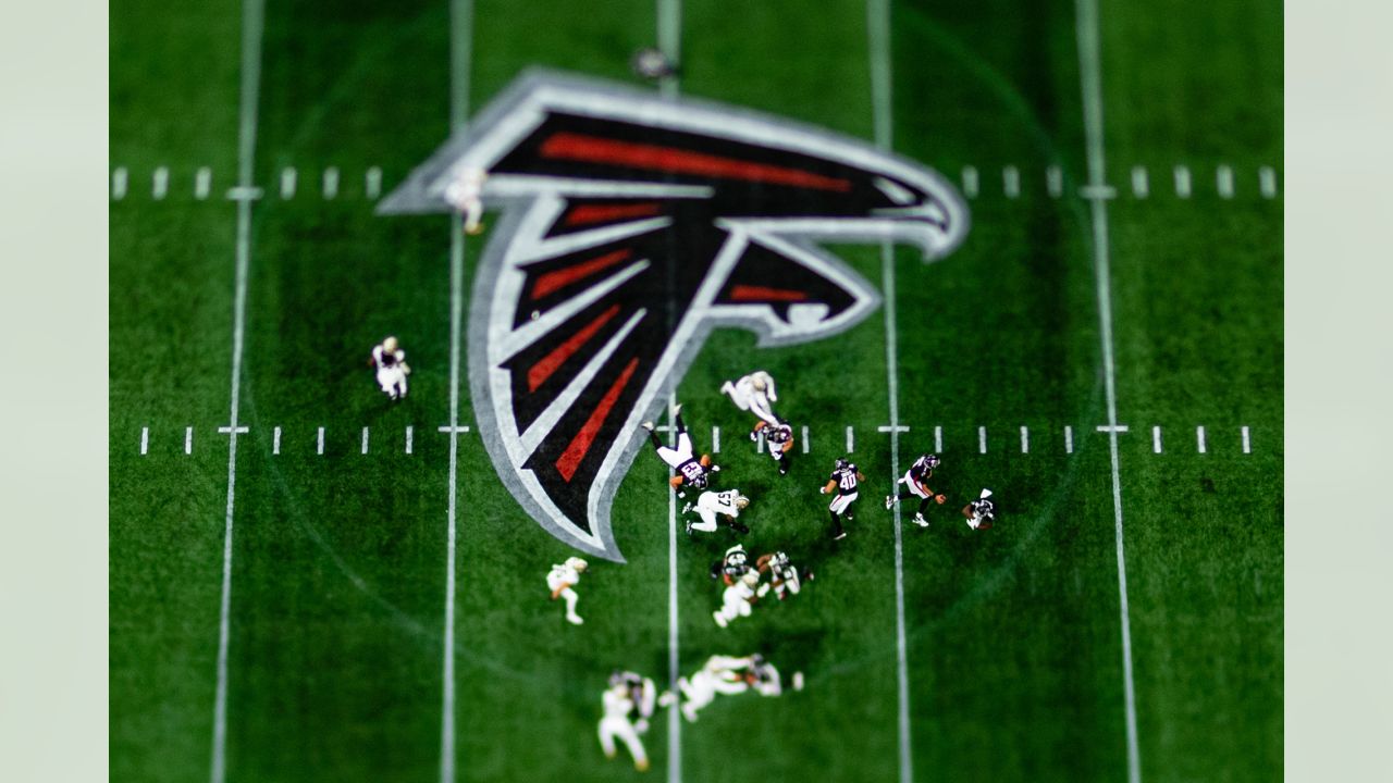 Atlanta Falcons place kicker Younghoe Koo (7) celebrates with Atlanta  Falcons long snapper Liam McCullough (48) after Koo's field goal against  the Chicago Bears during the second half of an NFL football