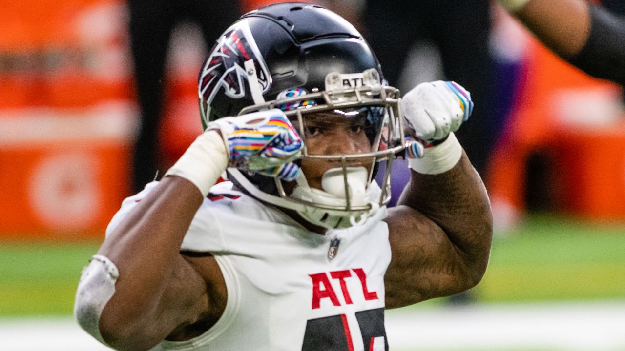 Atlanta Falcons running back Todd Gurley II (21) runs from Minnesota  Vikings cornerback Jeff Gladney (20)