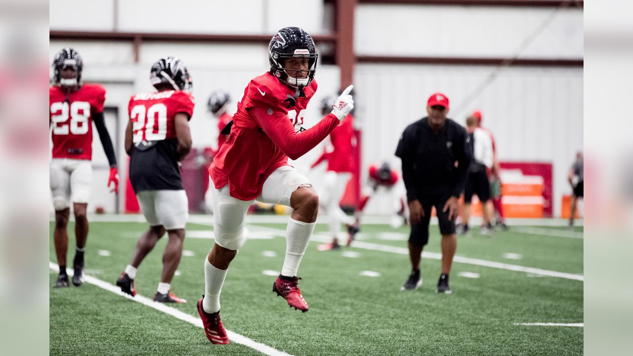 Isaiah Oliver locks in | Falcons at Work