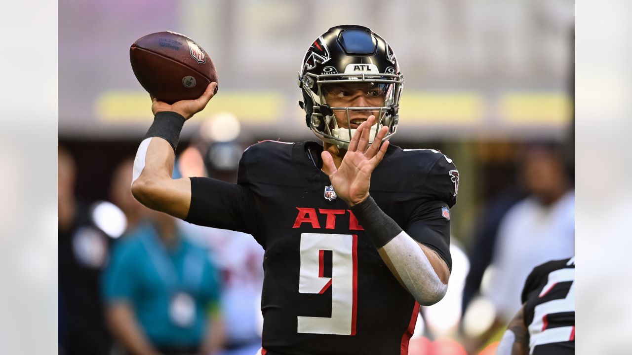 Atlanta Falcons quarterback Desmond Ridder (9) passes the ball