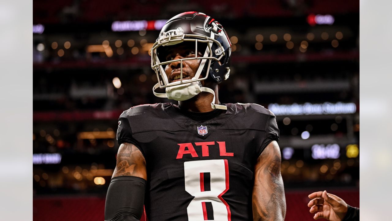 Atlanta Falcons tight end Kyle Pitts (8) participates in a jersey