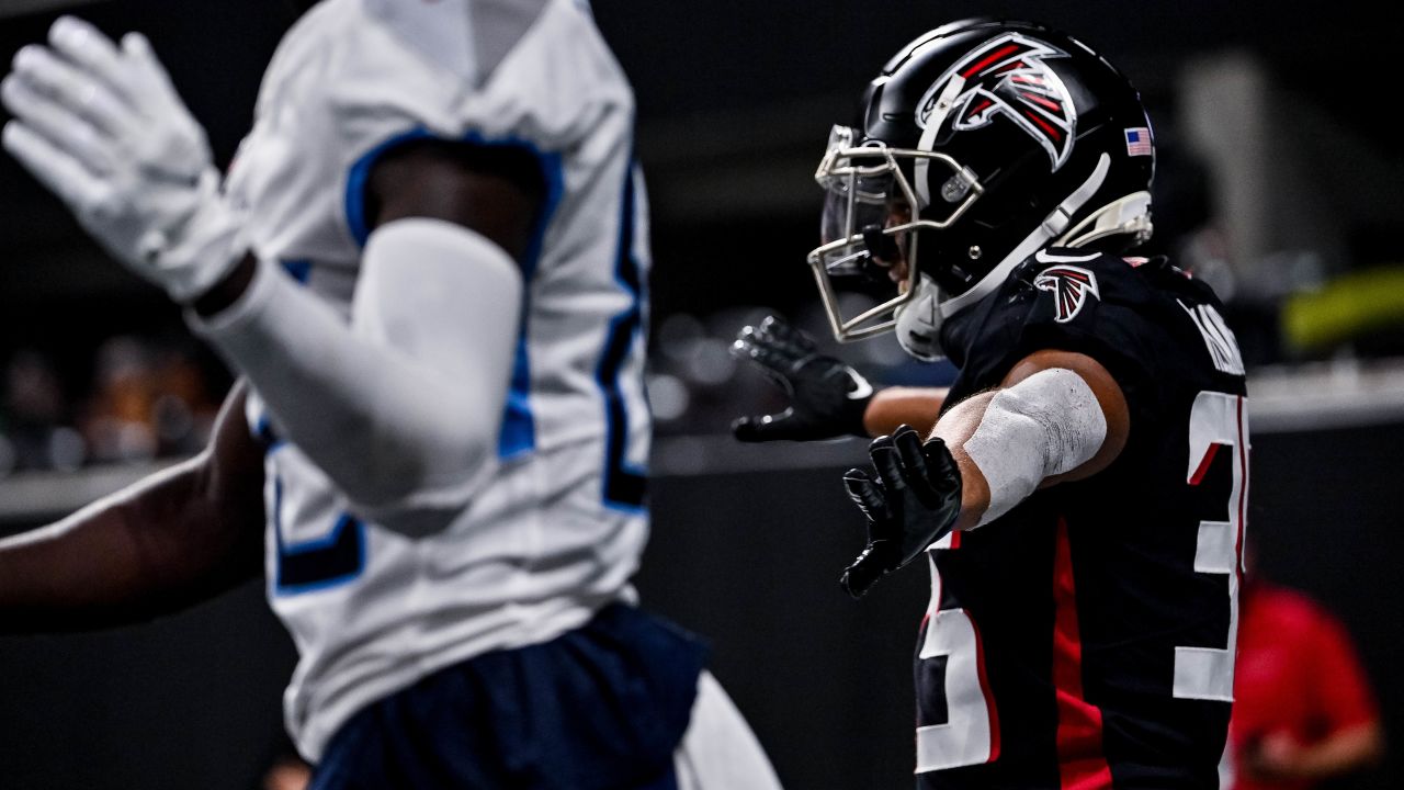 Atlanta Falcons quarterback Feleipe Franks (15) warms up prior to an NFL  football game against the Carolina Panthers, Sunday, Dec. 12, 2021, in  Charlotte, N.C. (AP Photo/Brian Westerholt Stock Photo - Alamy