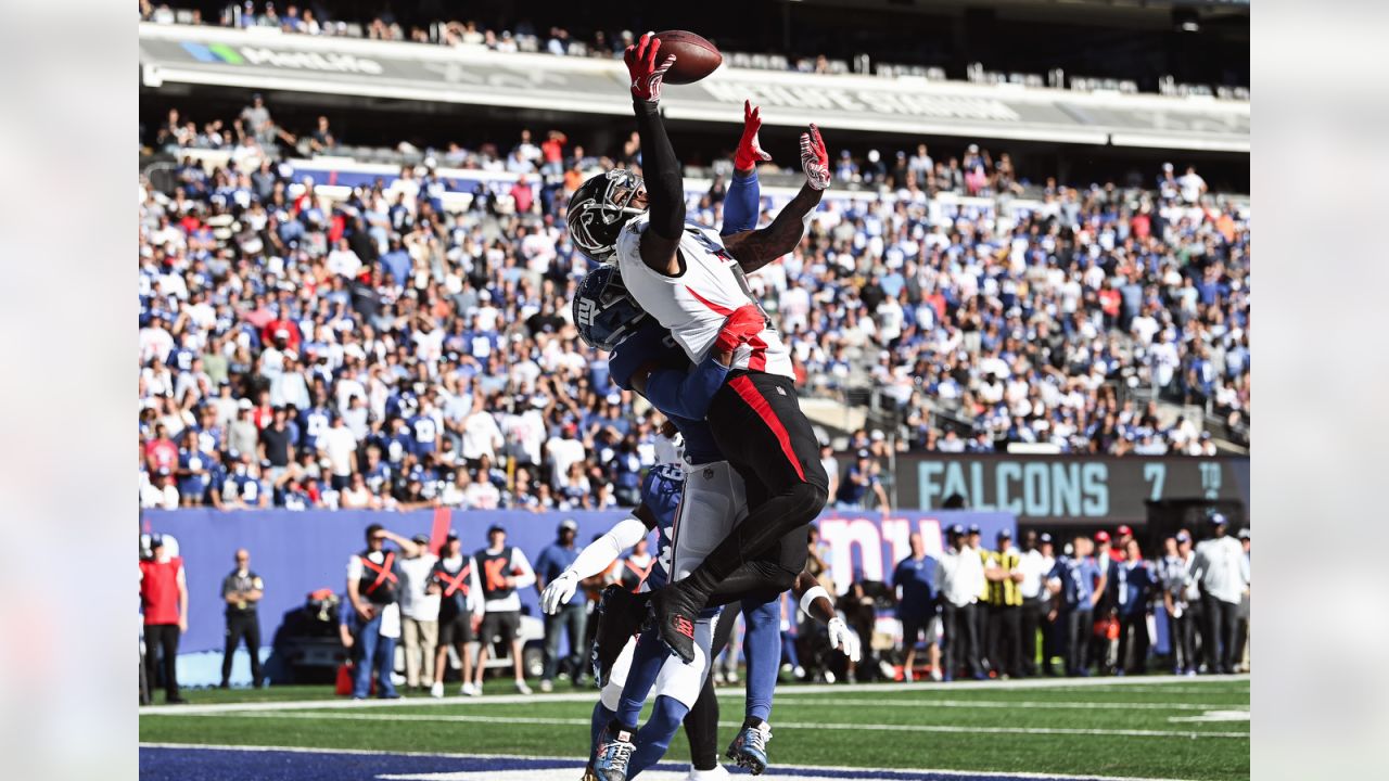 Atlanta Falcons tight end Kyle Pitts warms up before an NFL football game  against the Buffalo Bills in Orchard Park, N.Y., Sunday, Jan. 2, 2022. (AP  Photo/Adrian Kraus Stock Photo - Alamy