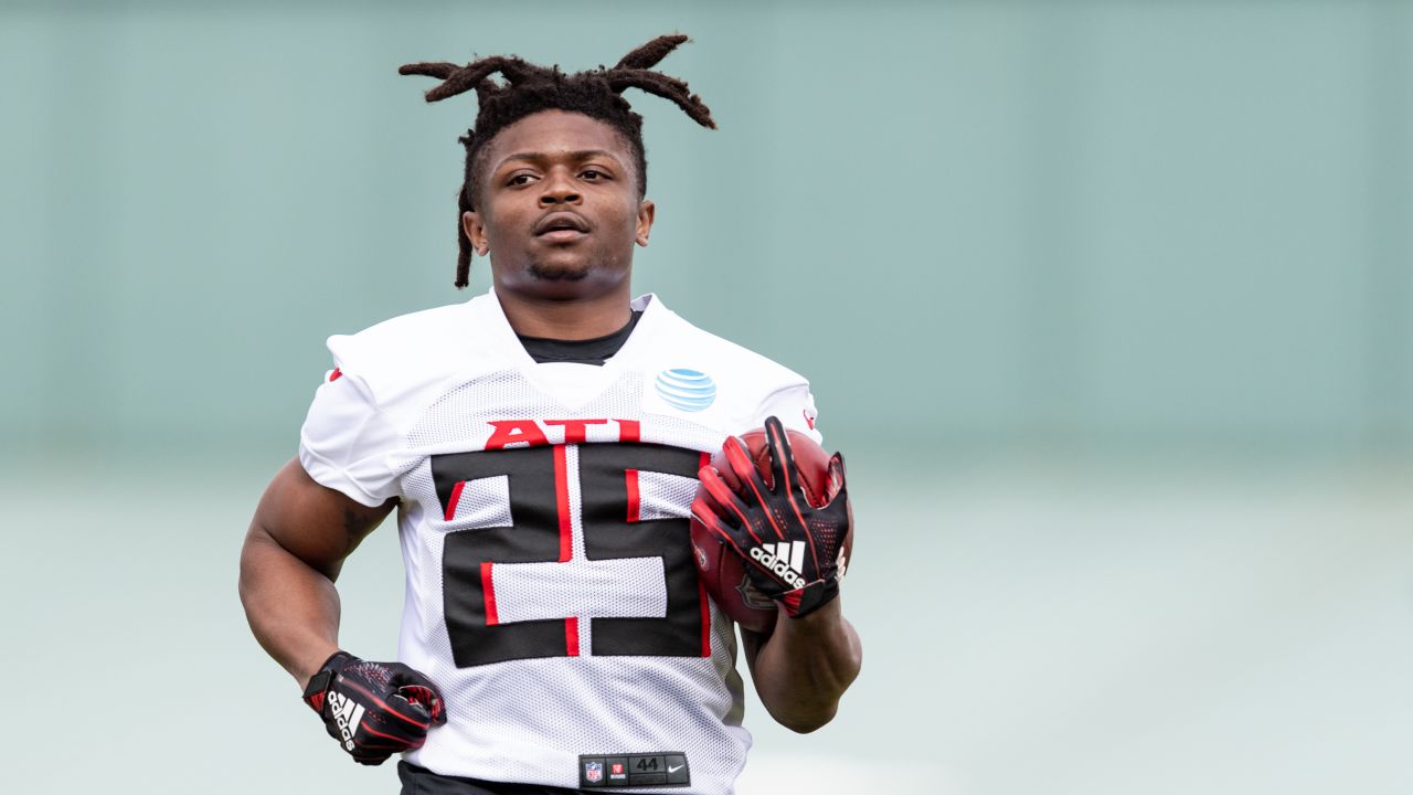 Atlanta Falcons RB Mike Davis breaks the internet 1st day in uniform