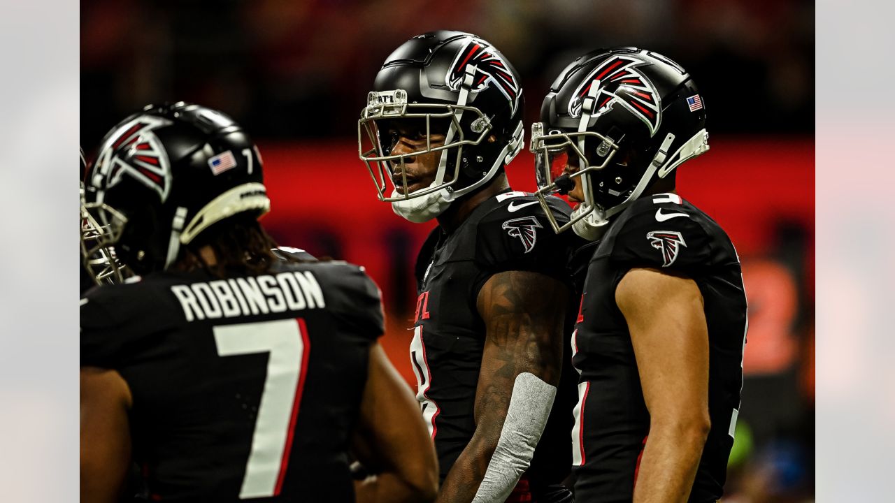 NFC tight end Kyle Pitts of the Atlanta Falcons (8) runs a route against  the AFC