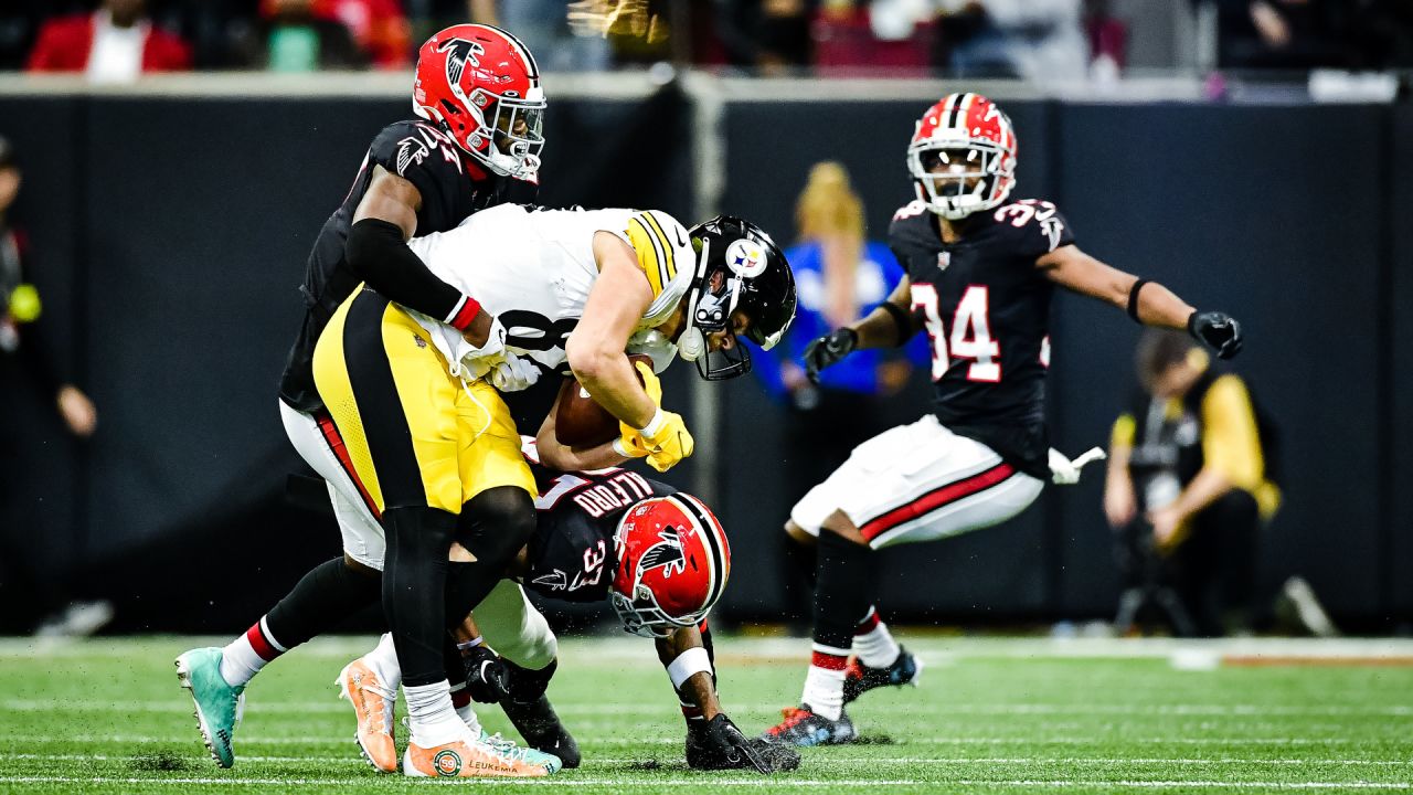 Atlanta Falcons tight end Kyle Pitts (8) smiles before an NFL football game  against the Washington Football Team, Sunday, Oct. 3, 2021, in Atlanta. (AP  Photo/Danny Karnik Stock Photo - Alamy