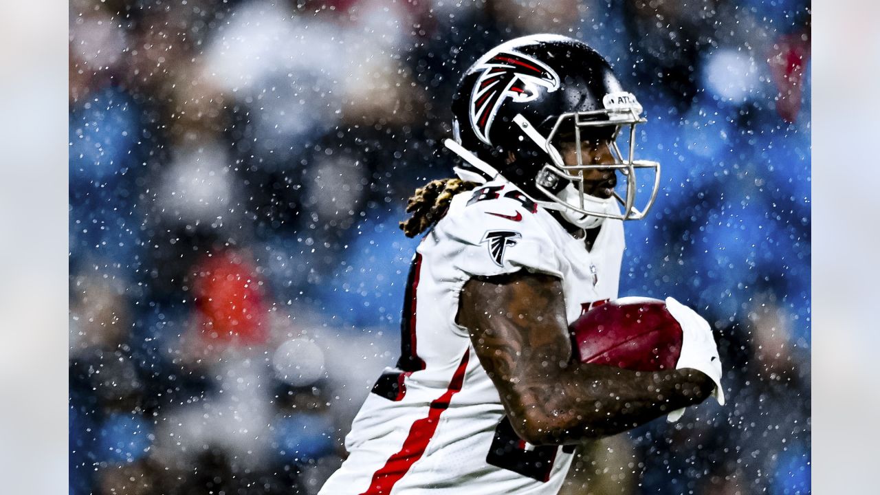 CHARLOTTE, NC - NOVEMBER 10: Atlanta Falcons running back Cordarrelle  Patterson (84) during an NFL football game between the Atlanta Falcons and  the Carolina Panthers on November 10, 2022, at Bank of