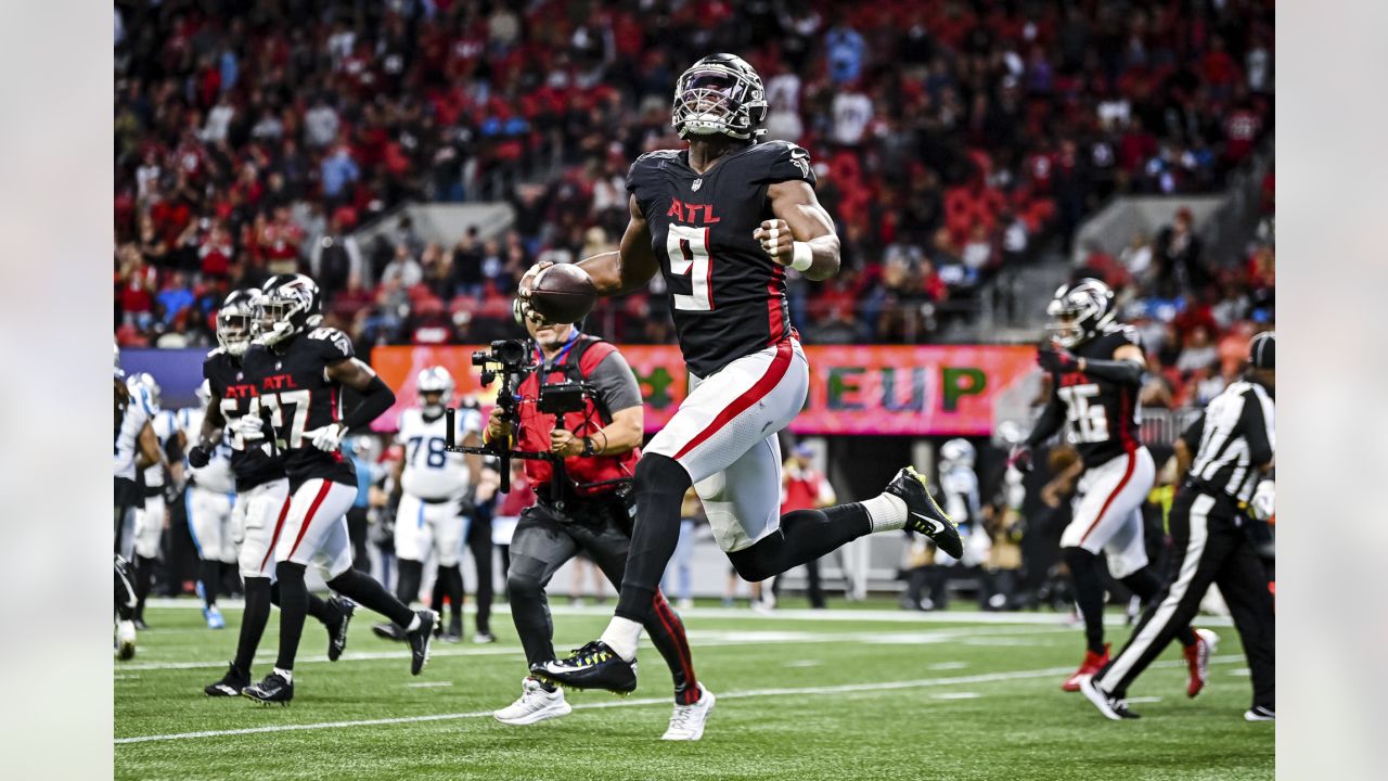 Atlanta Falcons running back Qadree Ollison (32) celebrates his 9-yard  touchdown run against the Jacksonville Jaguars with offensive tackle Kaleb  McGary (76) during the first half of an NFL preseason football game