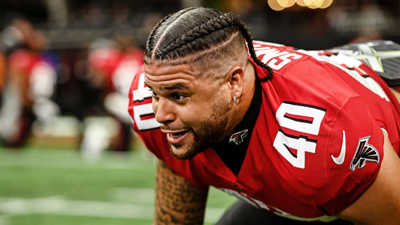 Keith Brooking of the Atlanta Falcons gets ready to move at the snap  News Photo - Getty Images