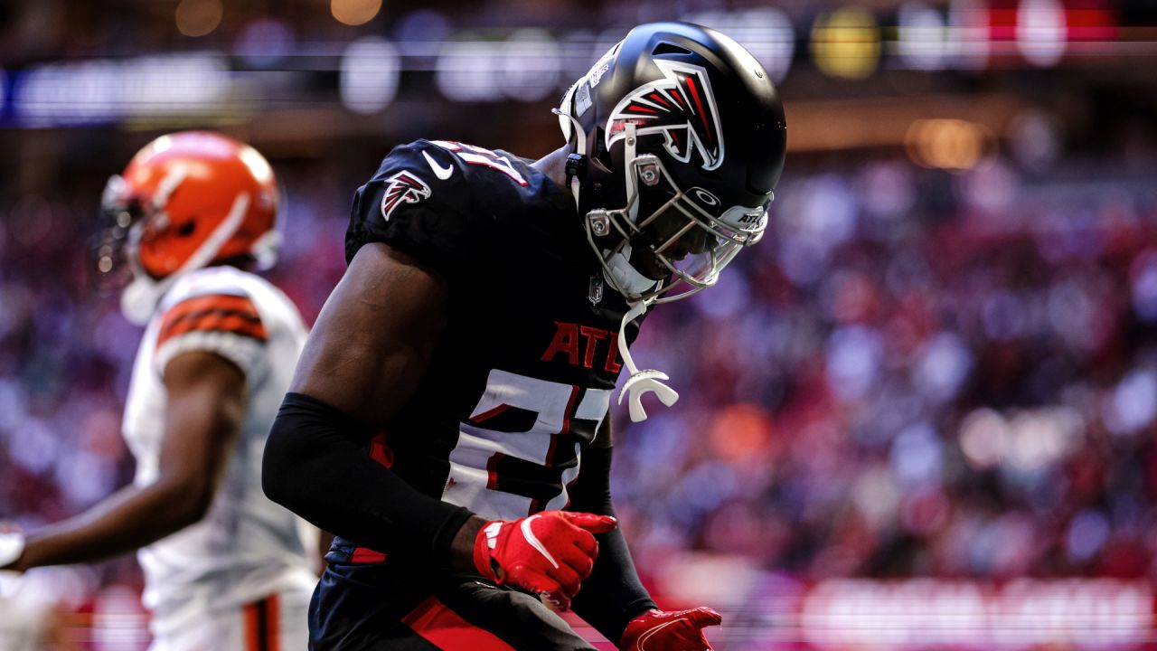 Atlanta Falcons running back Tyler Allgeier (25) runs against the Cleveland  Browns during the second half of an NFL football game, Sunday, Oct. 2,  2022, in Atlanta. (AP Photo/John Bazemore Stock Photo - Alamy