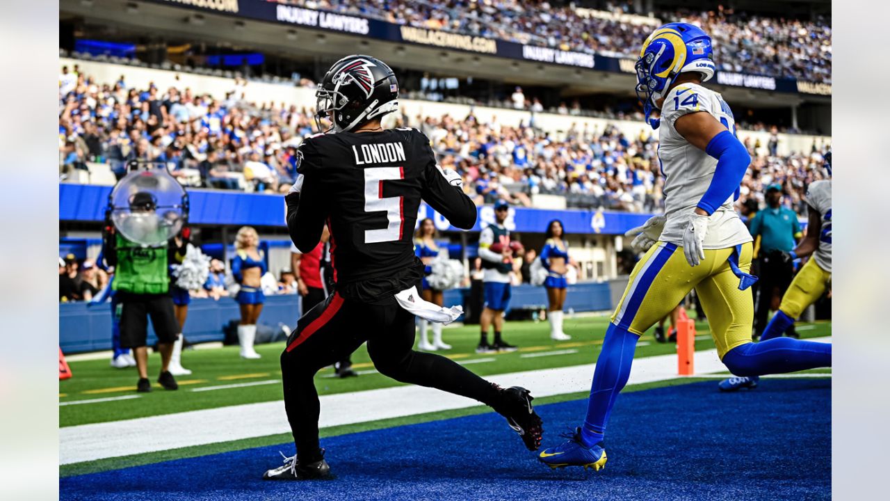 Atlanta Falcons wide receiver Drake London (5) walks off the field  following an NFL football game against the Carolina Panthers, Thursday,  Nov. 10 2022, in Charlotte, N.C. (AP Photo/Brian Westerholt Stock Photo -  Alamy