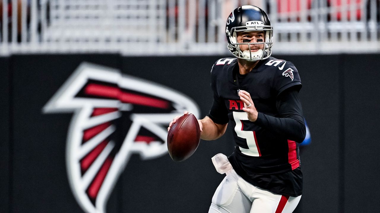 Atlanta Falcons quarterback Feleipe Franks (15) warms up prior to an NFL  football game against the Carolina Panthers, Sunday, Dec. 12, 2021, in  Charlotte, N.C. (AP Photo/Brian Westerholt Stock Photo - Alamy