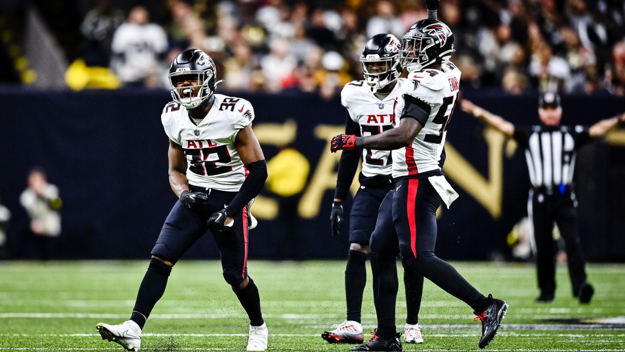 ATLANTA, GA - NOVEMBER 06: Atlanta Falcons rookie quarterback Desmond  Ridder (4) warms up before the Sunday afternoon NFL game between the  Atlanta Falcons and the Los Angeles Chargers on November 6