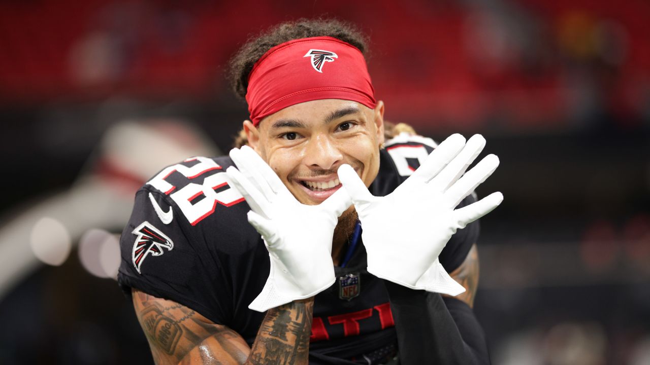 ATLANTA, GA – OCTOBER 30: Atlanta tight end Kyle Pitts (8) runs the ball  after a reception during the NFL game between the Carolina Panthers and the  Atlanta Falcons on October 30th