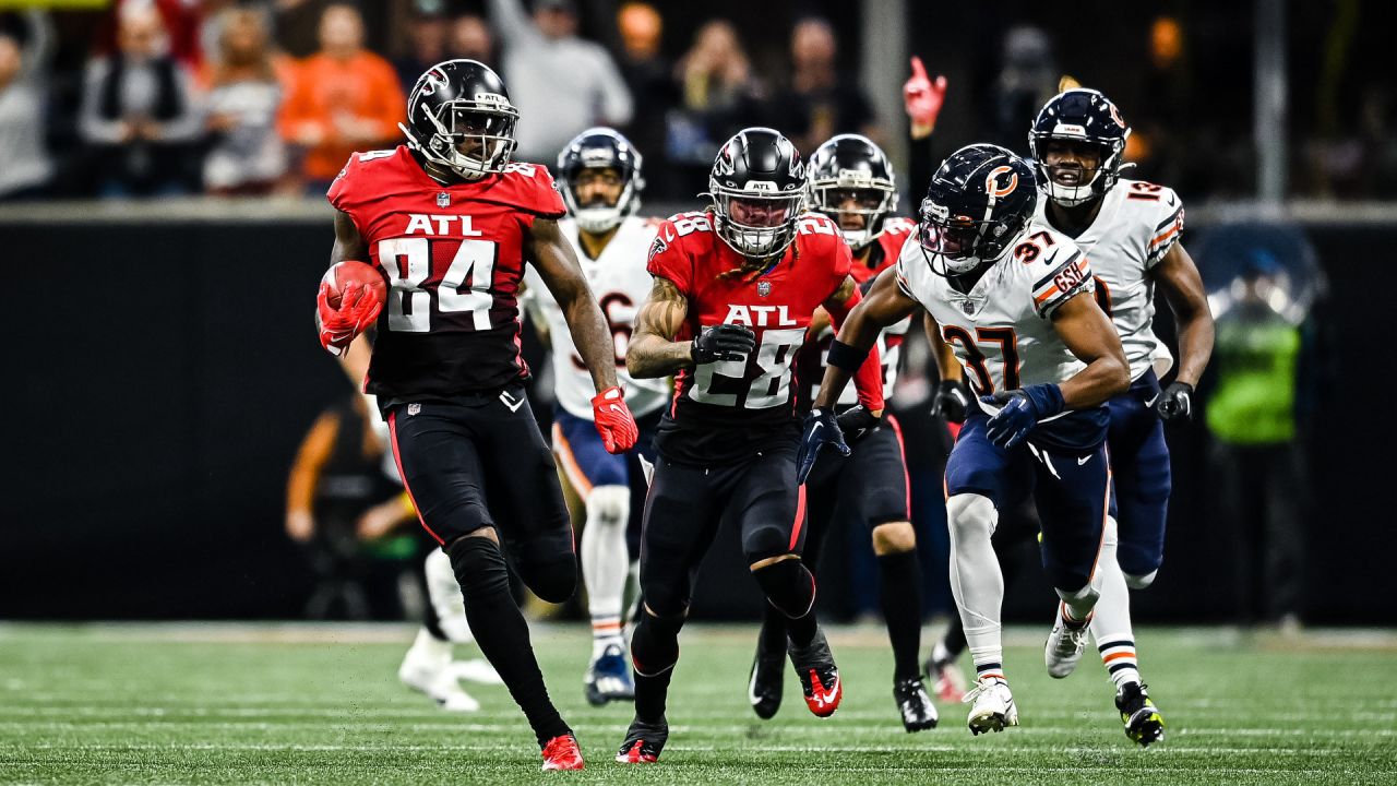 Atlanta Falcons vs. Chicago Bears. Fans support on NFL Game. Silhouette of  supporters, big screen with two rivals in background Stock Photo - Alamy