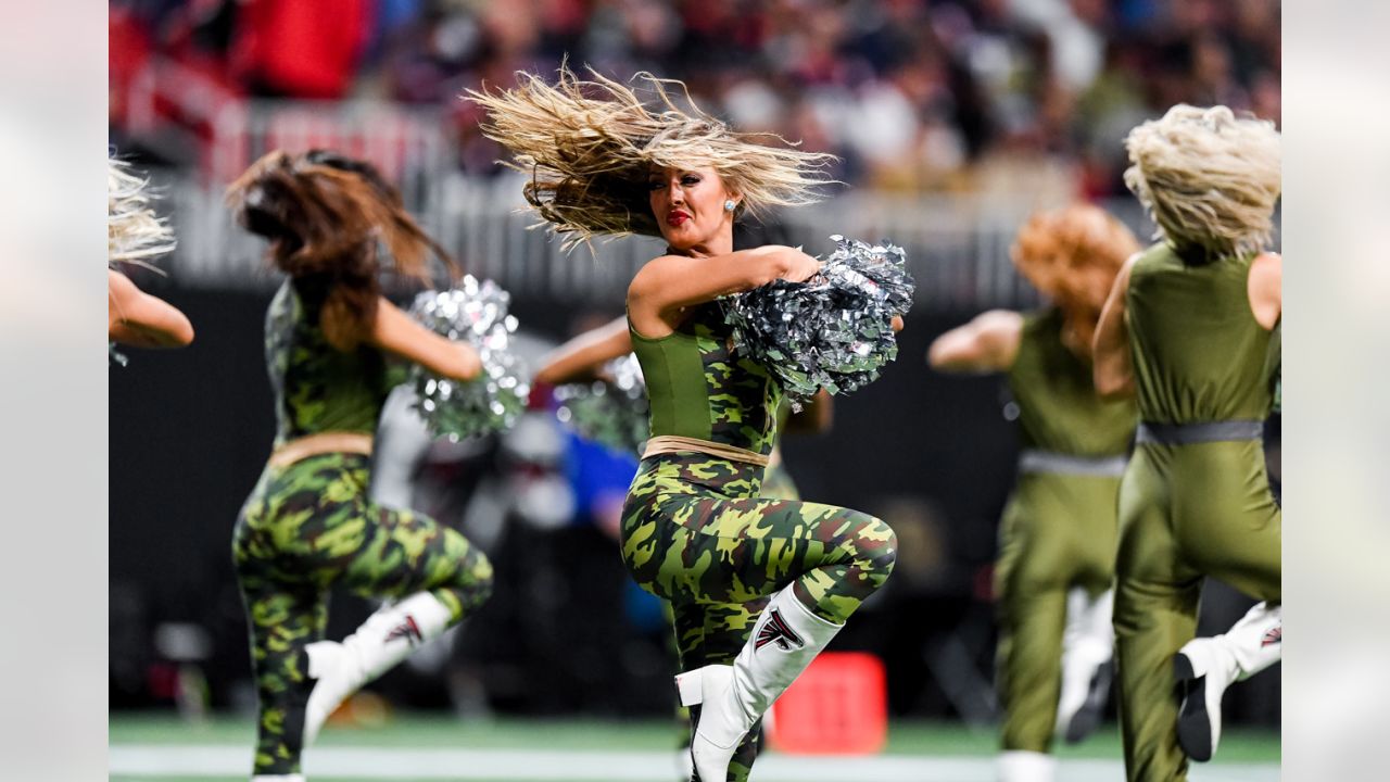 A New Orleans Saints cheerleader performs during the during a break in the  game with the Tampa Bay Buccaneers at the Mercedes-Benz Superdome in New  Orleans November 5, 2017. Photo by AJ