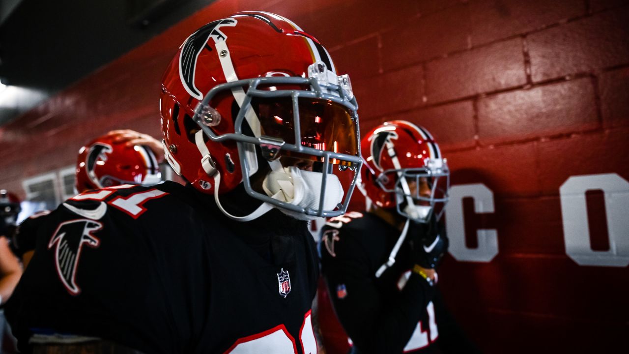 Atlanta Falcons safety Dean Marlowe (21) warms up before a