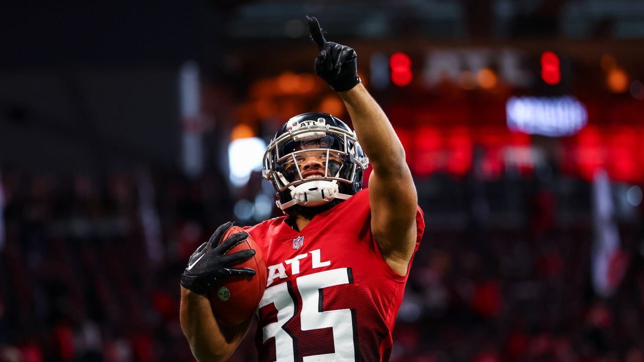 Atlanta Falcons linebacker Nick Kwiatkoski (53) lines up during the first  half of an NFL football game against the Los Angeles Chargers, Sunday, Nov.  6, 2022, in Atlanta. The Los Angeles Chargers